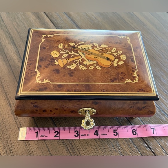 Splendid Italian Violin Inlaid Elegant Wood Music/Jewelry Box Hand Made in Italy - Picture 15 of 15
